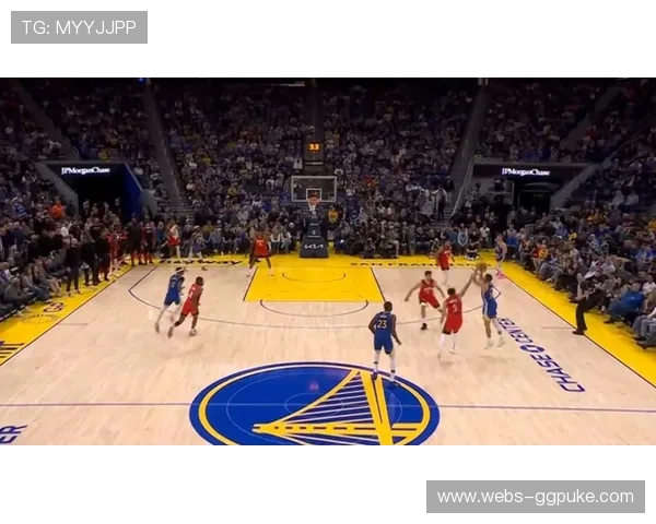 库里超远三分命中，主场球迷起立欢呼